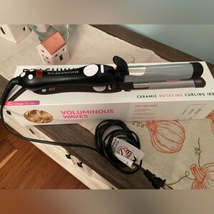 Beachwaver S1.25 Dual Voltage Black Rotating Curling